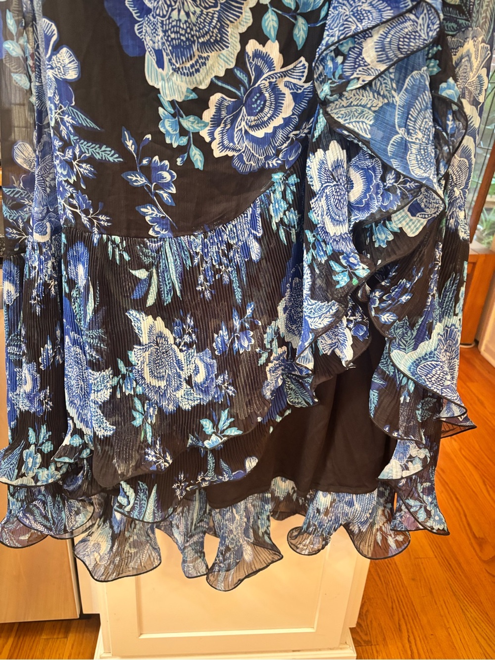 new Tadashi Shoji Morwenna Floral Print Ruffle Gown blue/black
CHW24386L-BKBFL - Picture 8 of 9